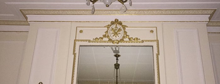 The Ritz London is one of Locais curtidos por R.