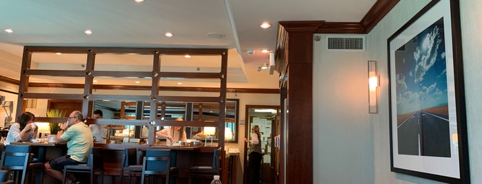 Sheraton Hotel Club Lounge is one of Posti che sono piaciuti a Efraim.
