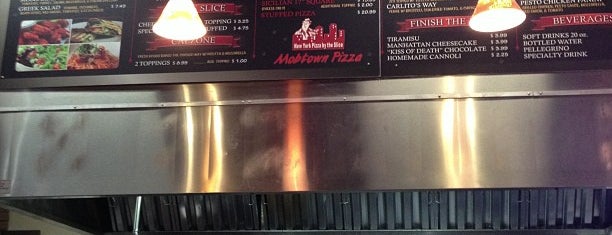 Mobtown Pizza Cafe is one of สถานที่ที่ M ถูกใจ.