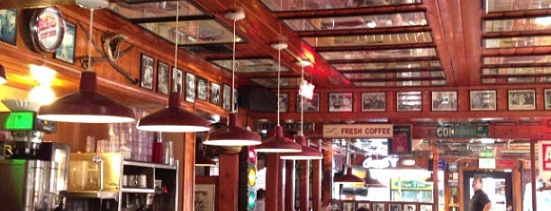 Harbor House Cafe is one of Tempat yang Disukai Jack.