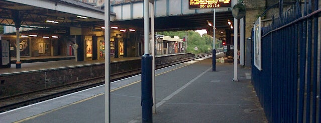 Barnes Railway Station (BNS) is one of Locais curtidos por Henry.
