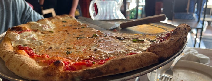 Fiamma Wood Fired Pizza is one of Lugares favoritos de Glenn.