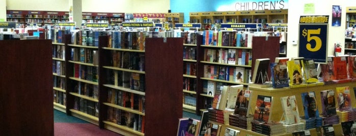 Book Warehouse is one of Orte, die Rick gefallen.