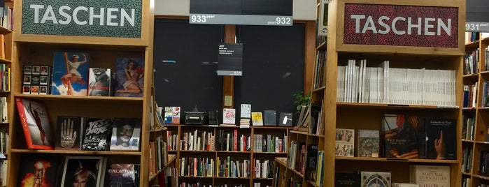 Powell's City of Books is one of Chrisさんのお気に入りスポット.