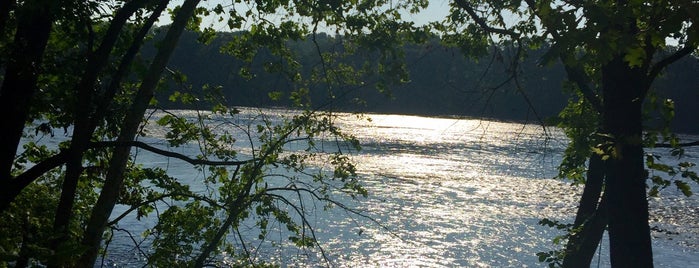 Windsor Locks Canal State Park Trail trail head is one of Lugares favoritos de Chris.