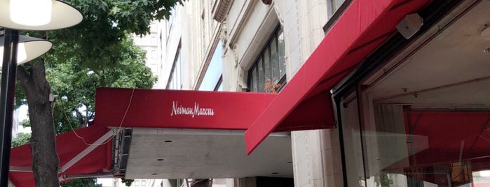 Neiman Marcus is one of สถานที่ที่ Chris ถูกใจ.