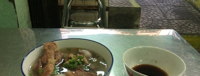 Hủ Tíu Tàu Cầu Bông is one of Địa điểm ăn uống (bình dân).