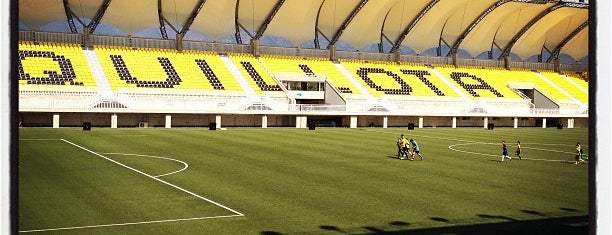 Estadio Bicentenario Lucio Fariña Fernández is one of Locais curtidos por Carlos.
