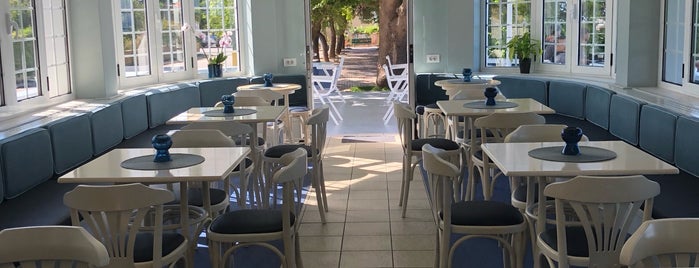 Cafe marina is one of Lugares favoritos de Emre.