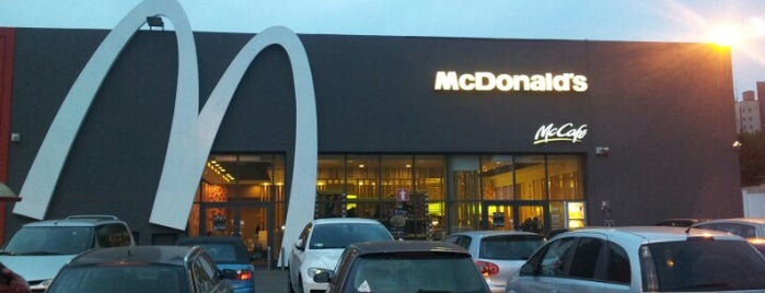 McDonald's is one of Locais curtidos por Ico.