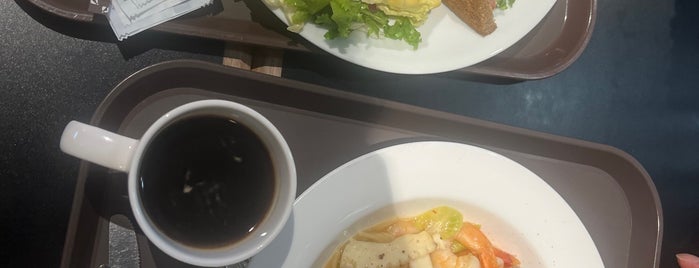 PARIS CROISSANT Café is one of Posti che sono piaciuti a Kyusang.