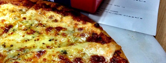 Domino's Pizza is one of สถานที่ที่ Eduardo ถูกใจ.