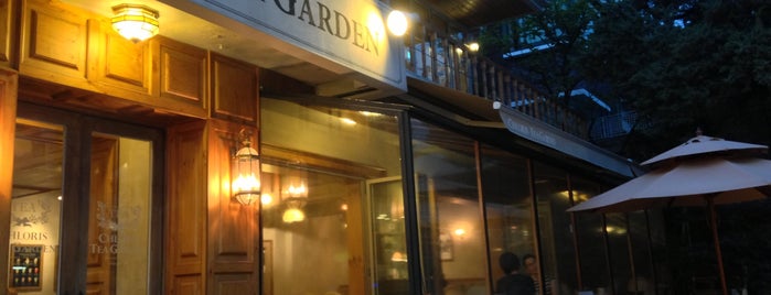 Chloris Tea Garden is one of 커피.