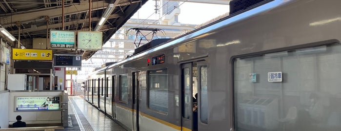 Momoyamagoryōmae Station (B08) is one of Lugares favoritos de Hide.