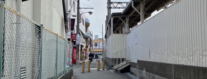 Tonda Station (HK71) is one of 阪急京都本線・千里線・嵐山線の駅.