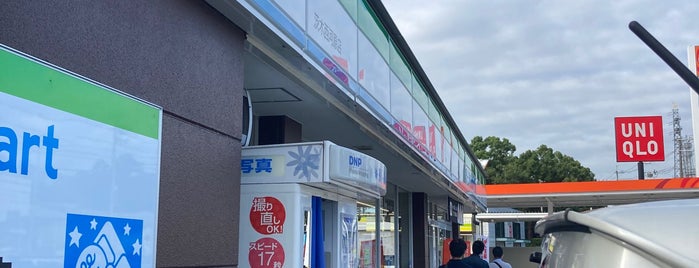 ファミリーマート 茨木西河原店 is one of コンビニ3.