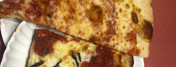 Little Italy Gourmet Pizza is one of Lugares favoritos de Dario.