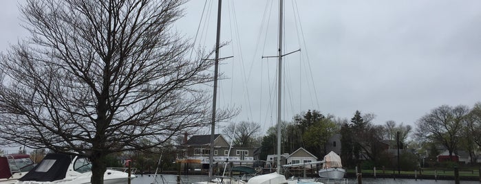 Sayville Marina is one of สถานที่ที่ John ถูกใจ.