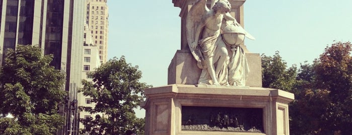 Columbus Circle Fountain is one of Lugares favoritos de Jessica.