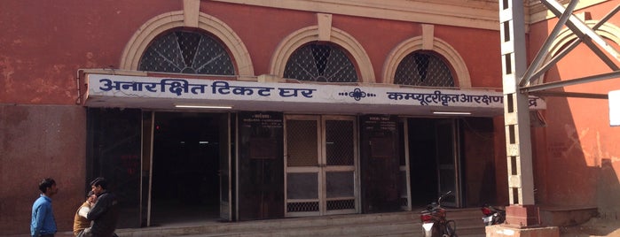 Agra Fort Railway Station is one of food delivery in train.