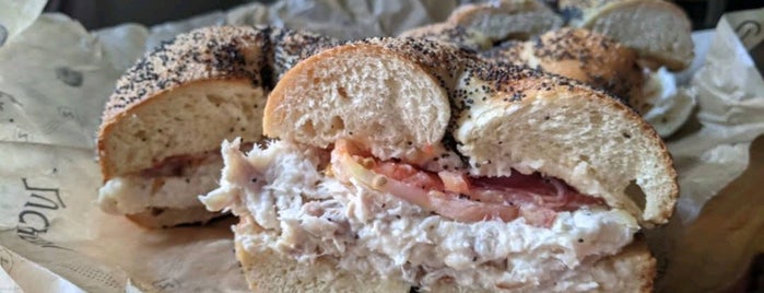 Zucker's Bagels & Smoked Fish is one of Posti che sono piaciuti a Josh.