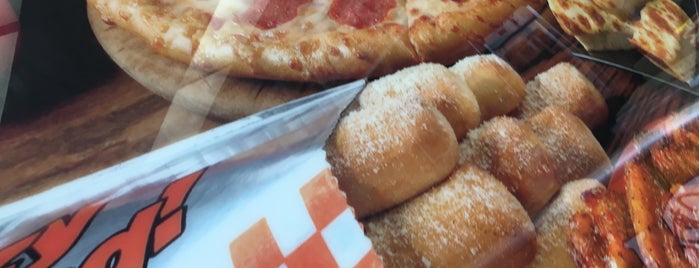 Little Caesars Pizza is one of Locais curtidos por Chris.