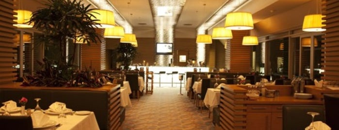 Crown Plaza Roof Restaurant is one of Locais curtidos por K G.