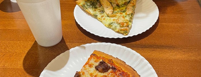LA Gourmet Pizza is one of 🍕.
