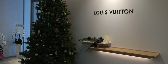 Louis Vuitton Japan is one of Lieux qui ont plu à Tomo.