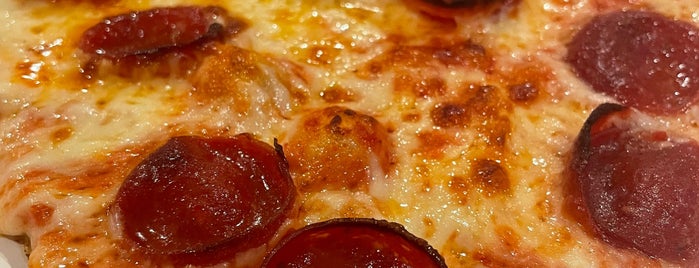 Capo's Pizzeria is one of Locais curtidos por Ron.