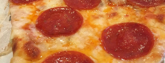Ray's Pizzaria is one of Lugares favoritos de Ron.