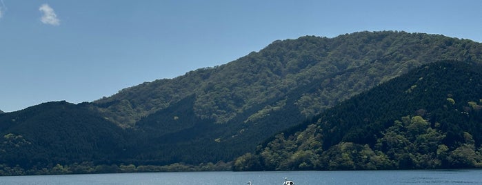Lake Ashinoko is one of Japan.