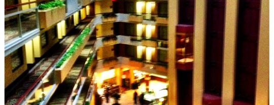 Embassy Suites by Hilton is one of Tempat yang Disukai Rebecca.