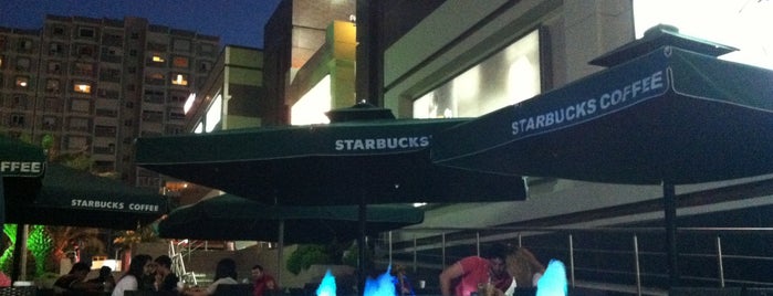 Starbucks is one of สถานที่ที่ hakan ถูกใจ.