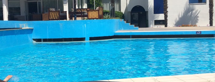 Kamari Beach Hotel Pool is one of Lieux qui ont plu à ZOE.