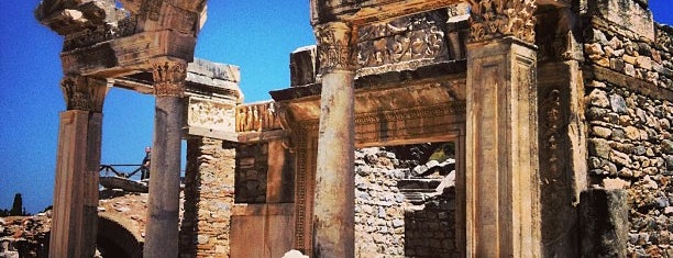 Hadrian Tapınağı is one of Tarih/Kültür (Ege).