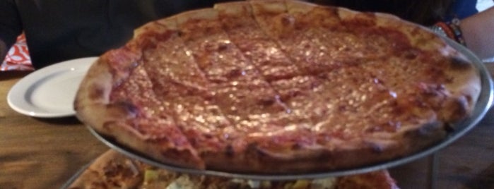 Flatbread Pizza Company is one of Lugares favoritos de Tyler.