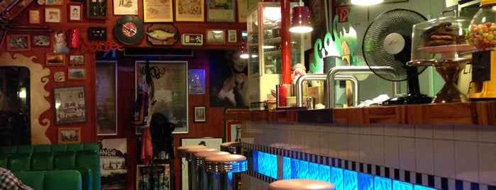 Mandy's Railway Diner is one of Locais salvos de George.
