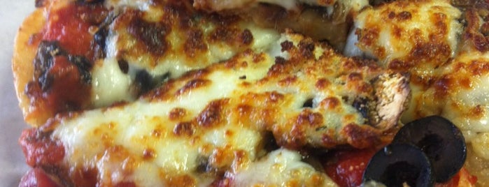 Pizza 9 is one of Lugares favoritos de Dee Dee.