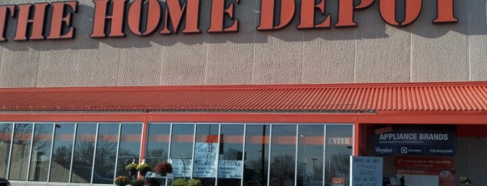 The Home Depot is one of Locais curtidos por Matthew.