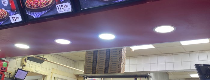 Domino's Pizza is one of Tempat yang Disukai Nil.