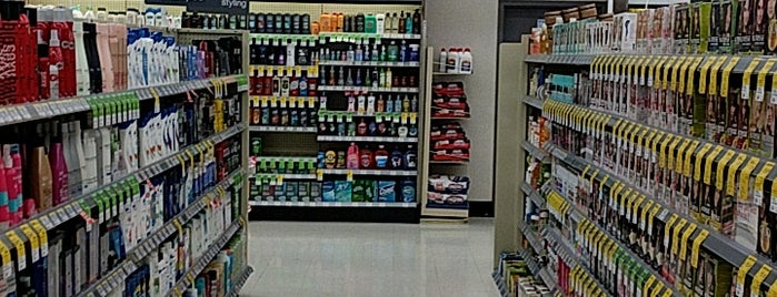 Walgreens is one of สถานที่ที่ Phil ถูกใจ.