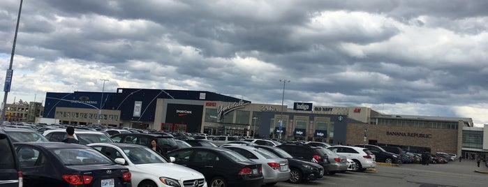 Yorkdale Shopping Centre is one of Meghan : понравившиеся места.