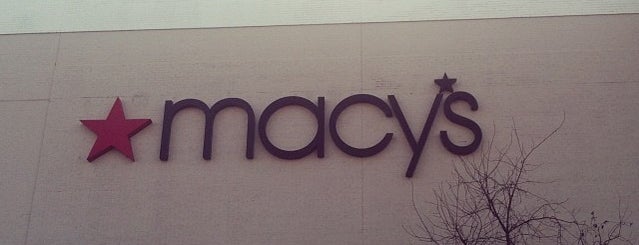 Macy's is one of Orte, die Whitni gefallen.