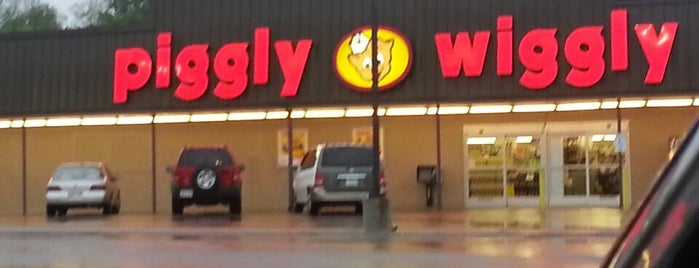 Piggly Wiggly is one of Tempat yang Disukai Mike.