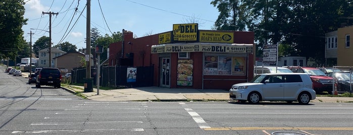 Velt Deli & Grocery is one of Locais curtidos por Anthony.