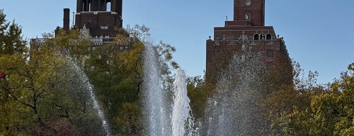 Washington Square Fountain is one of Tempat yang Disukai Carl.