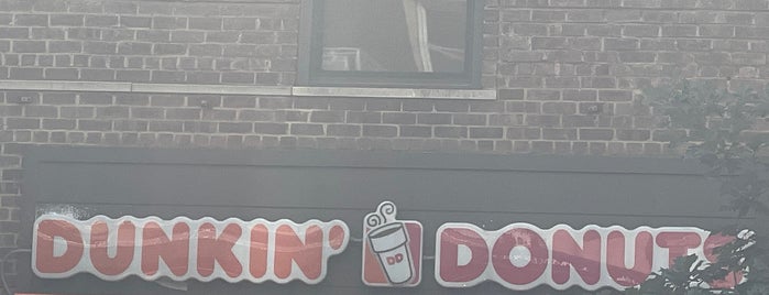 Dunkin' is one of Lieux qui ont plu à Spencer.