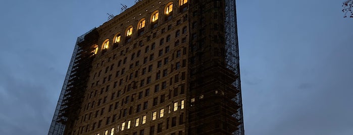 Flatiron Building is one of สถานที่ที่ Kaisa ถูกใจ.