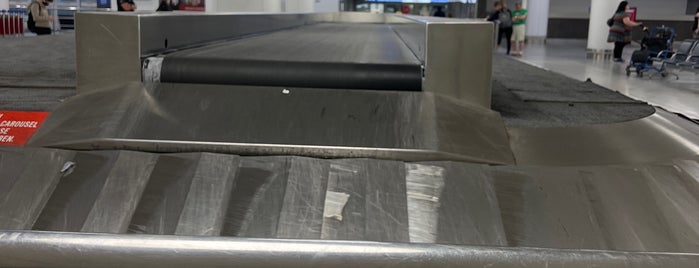 Terminal 1 Baggage Claim is one of JULIE'nin Kaydettiği Mekanlar.